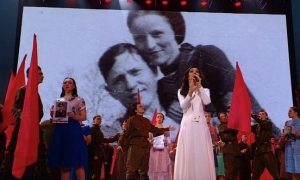 Фото американских грабителей Бонни и Клайда показали во время праздничного концерта по российскому телевидению