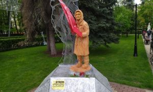 Куда пропала скульптура «бабушки с флагом», установленная на День Победы в Воронеже