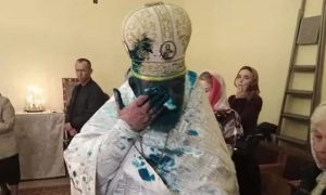 На Украине священнику православной церкви плеснули в лицо зелёнкой прямо во время литургии