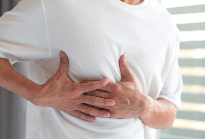 Боль в груди: терапевт рассказала, как отличить болезни сердца, легких, ЖКТ и других органов 