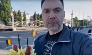 Арестович напомнил Шольцу об обещанном оружии и перепутал немецкий флаг с бельгийским