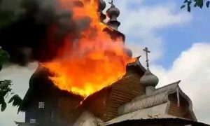 На Донбассе горит один из старейших памятников деревянного зодчества