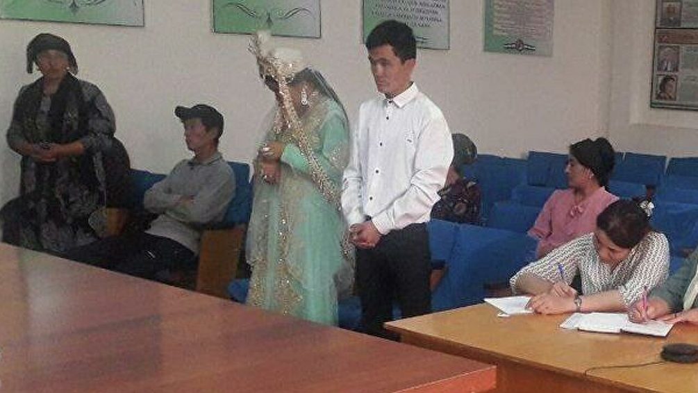 Невесту трахают толпой гости на свадьбе: 653 HQ видео