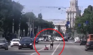 В Воронеже мужчина дал малышу покататься посреди оживленной 6-полосной дороги