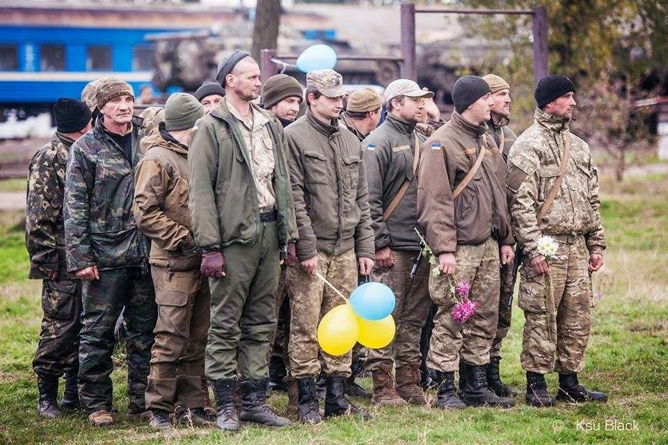 Аналитик пояснил причины разделения Киевом солдат ВСУ на “героев” и “свиней”