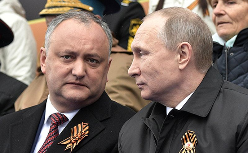 Другу Путина верят больше: в Молдавии уровень доверия Санду падает, а рейтинг Додона растет
