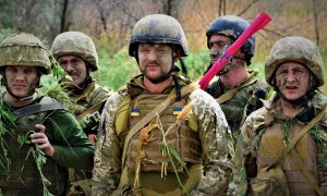 «Жить нужно хоть как-то»: украинские военные меняют западное оружие на еду и воду