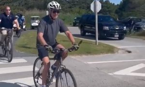 «Дайте дедушке трехколесный»: Джо Байдена высмеяли после падения с велосипеда