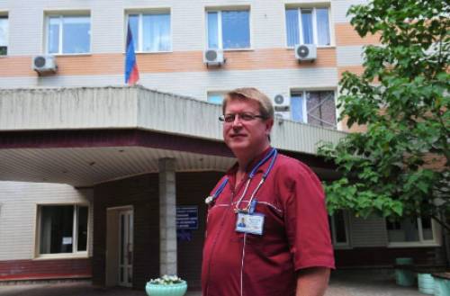 Просто герой: названо имя врача, оставшегося с грудничком на ИВЛ в разбомбленном роддоме в Донецке