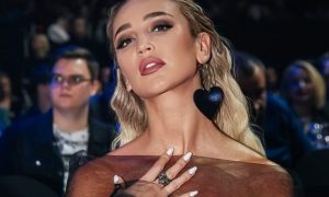 Бузова разрыдалась и встала на колени перед зрителями во время сольного концерта в «Крокусе»