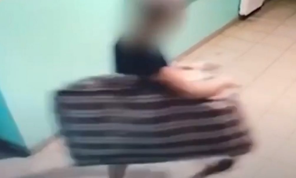 Опубликовано видео, как житель Краснодара выносит в сумке тело убитого пятилетнего пасынка 