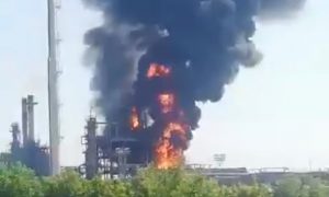 Опубликовано видео падения беспилотника на нефтеперерабатывающий завод в Ростовской области