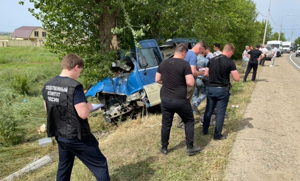 Микроавтобус разбился о дерево в Краснодарском крае, есть погибшие 