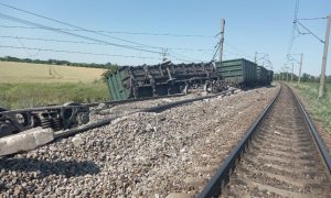 Опубликованы фото крушения на Кубани, где девять грузовых вагонов сошли с рельсов