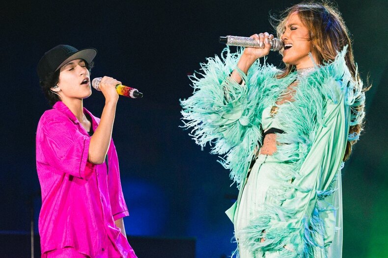 «Они/их»: Джей Ло официально  представила свою 14-летнюю дочь  на концерте как небинарную персону 