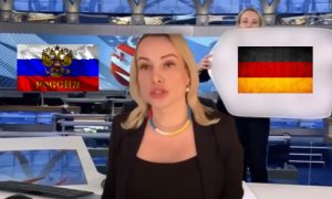 «Журналистка с плакатом» Мария Овсянникова поехала на Украину