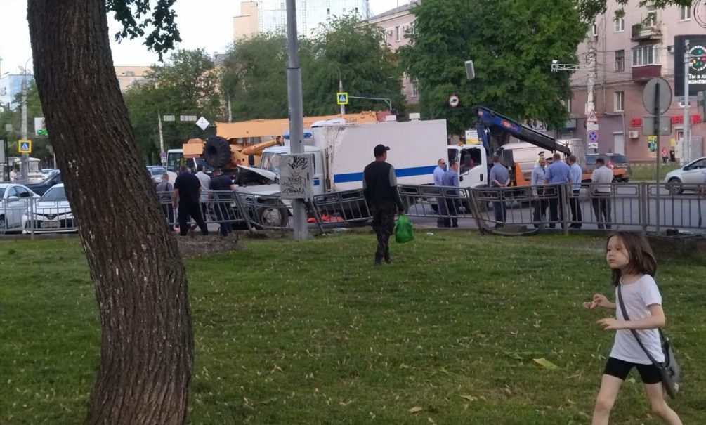 Автозак попал в крупное ДТП в центре Воронежа 