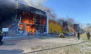 В Минобороны назвали причиной пожара в кременчугском ТЦ близость склада с боеприпасами