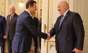 «Батька» Лукашенко получил от самарского губернатора ракету и золотую пластинку