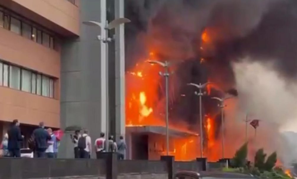 В Москве крупный пожар охватил бизнес-центр «Гранд Сетунь Плаза» 