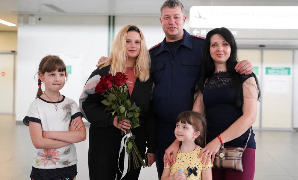 «Сделали невозможное»: самарские следователи вернули маме дочку, которая одна выживала в разрушенном Бердянске 