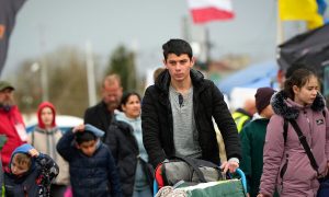 «Пора возвращаться домой»: Польша прекратит выплаты беженцам из Украины