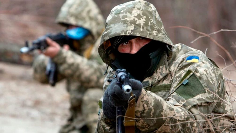 Украинские националисты расстреляли в спину пожелавших сдаться солдат ВСУ 