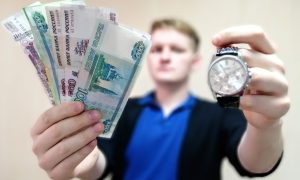 Россияне массово переходят на зарплаты «в конвертах»: как ответит государство?