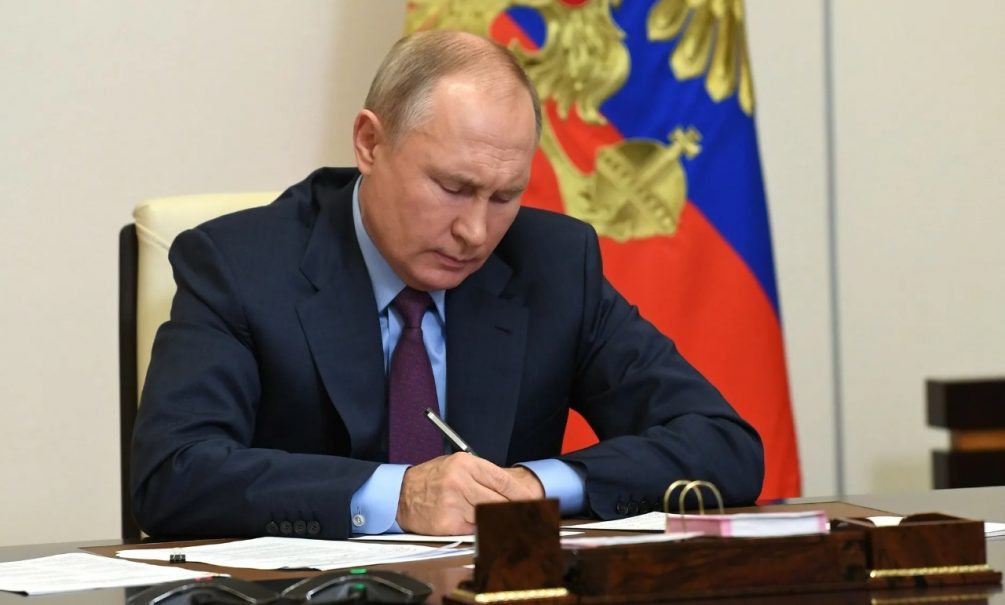 Касается автомобилистов, пенсионеров, детей и иноагентов: Путин подписал новый пакет законов 