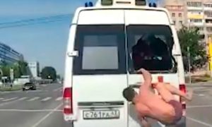 В Вологде буйный пациент разбил окно и на ходу выпрыгнул из машины скорой помощи