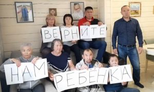 «Отняли силой, как вещь!»: в Иркутске бросившая дочку в роддоме биологическая мать через пять лет отобрала ее у приемной семьи