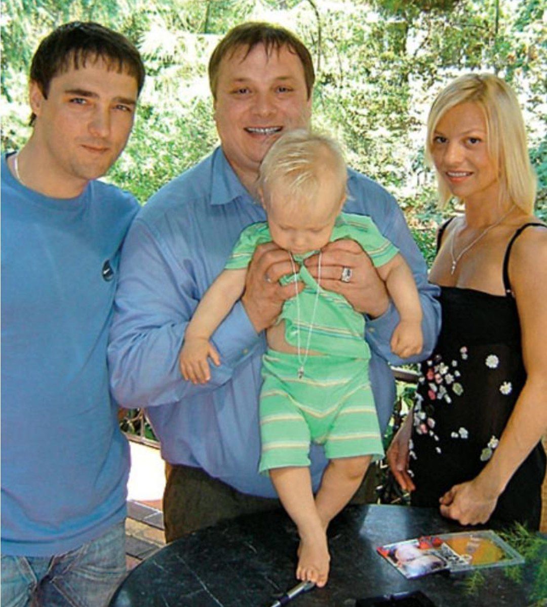 Жена юрия шатунова новости. Семья Юры Шатунова 2022. Юра Шатунов и его семья.