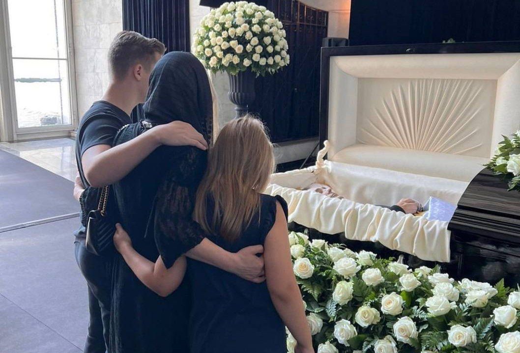 «Папа, вставай!»: дочь Шатунова не сдержала эмоций у гроба отца на Троекуровском кладбище