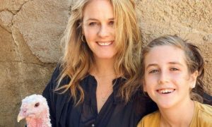 «Я верю в природу»: Алисия Сильверстоун призналась, что до сих пор спит в одной кровати с 11-летним сыном