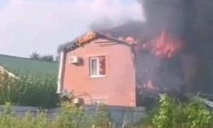 Опубликовано видео взорвавшегося дома в Таганроге, на который предположительно рухнул беспилотник