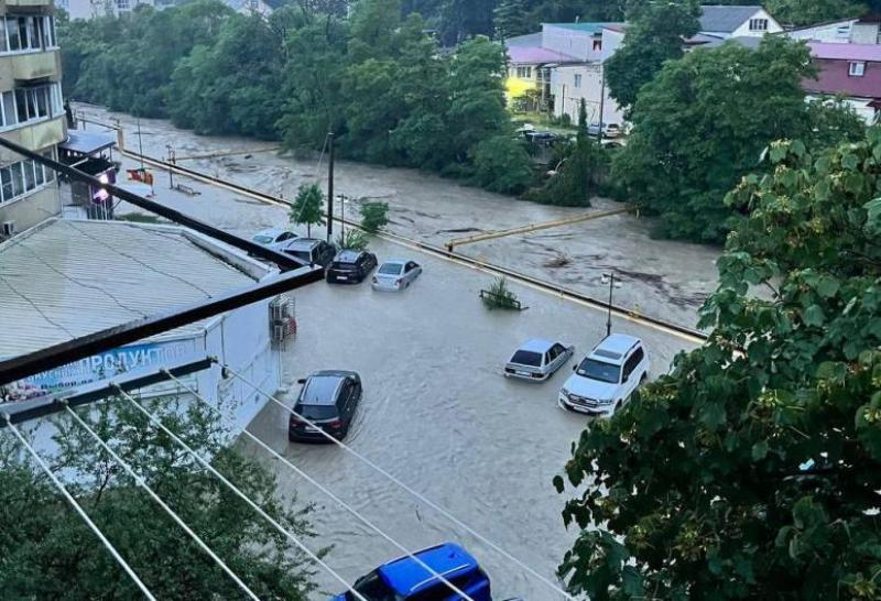 Стихия сносит Сочи: река Дагомыс вышла из берегов и затопила улицы 