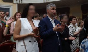 С фотографий сити-менеджера Ростова Алексея Логвиненко пропала спутница с сумкой от VALENTINO