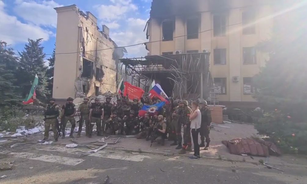 “С радостью и цветами”: Кадыров рассказал, как жители Лисичанска встретили российских военных 
