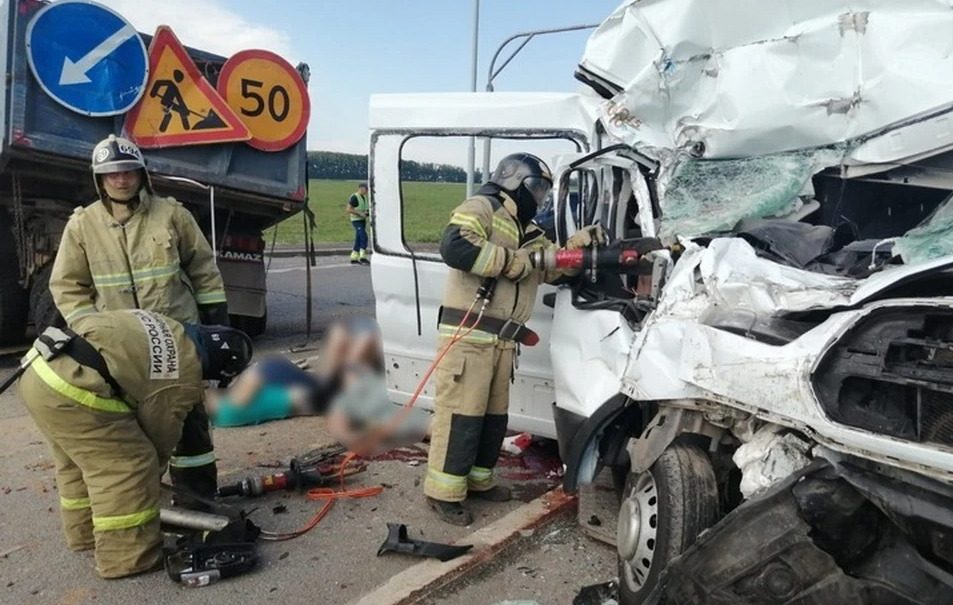 В Башкирии шесть человек погибли в результате столкновения микроавтобуса с КамАЗом