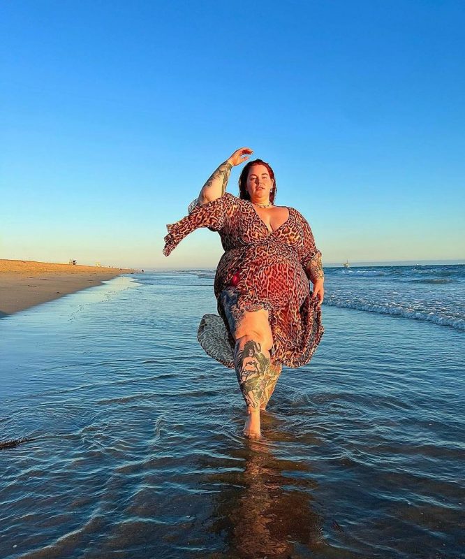 «Это отвратительно»: 155-килограммовая Тесс Холлидей возмутила поклонников пляжными снимками