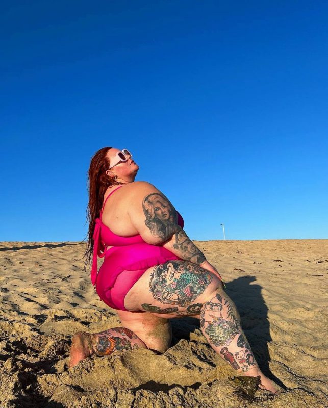 «Это отвратительно»: 155-килограммовая Тесс Холлидей возмутила поклонников пляжными снимками