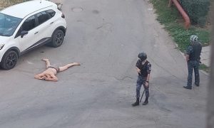 В Волгодонске голый парень посреди города попытался снять трусы и отбиться от психоделических пауков