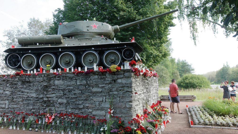 Танк раздора: в Эстонии демонтировали советский Т-34, на его месте — тысячи цветов и свечей