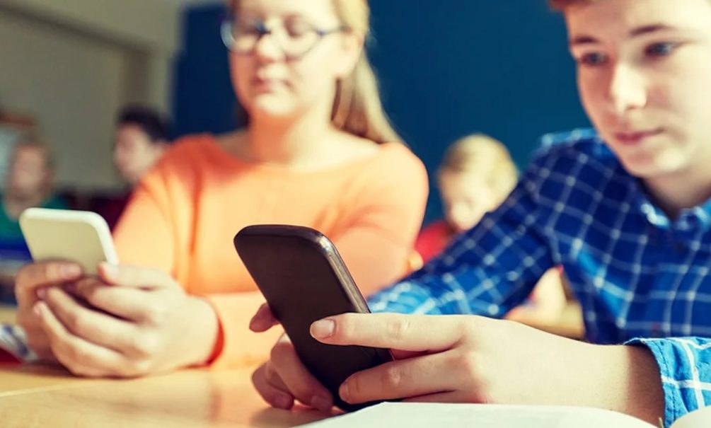 Российским школьникам запретили пользоваться мобильными телефонами на уроках 