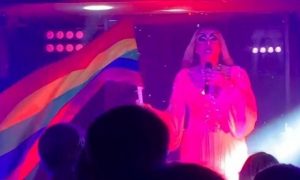 Участник боевых и патриот: скандалом закончилось исполнение гимна РФ трансвеститом в одном из уральских гей-клубов