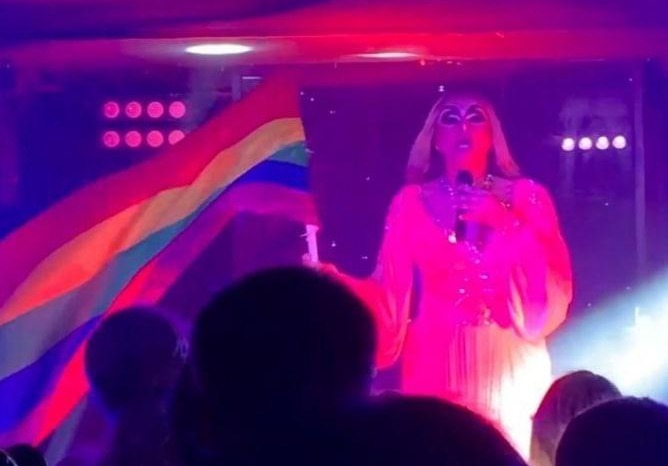 Участник боевых и патриот: скандалом закончилось исполнение гимна РФ трансвеститом в одном из уральских гей-клубов 