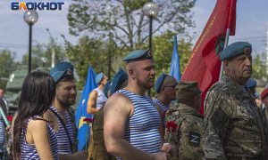 Без ныряния в фонтан, но с душой: как российские города отметили День ВДВ