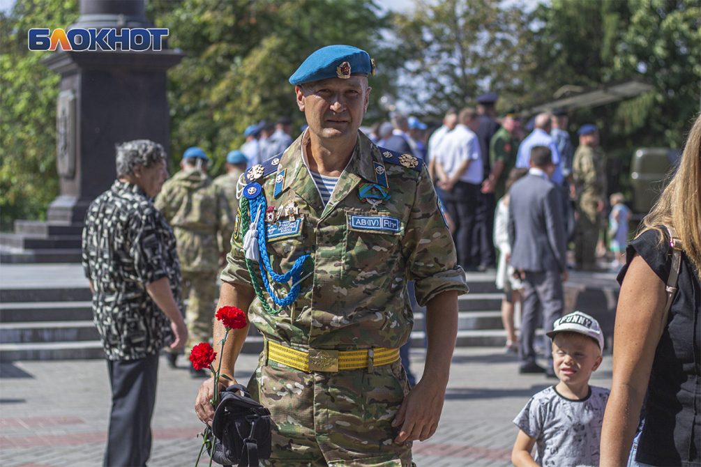 Без ныряния в фонтан, но с душой: как российские города отметили День ВДВ