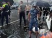 В Москве 14 человек смыло в канализационный люк сильным ливнем