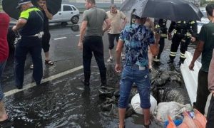 В Москве 14 человек смыло в канализационный люк сильным ливнем